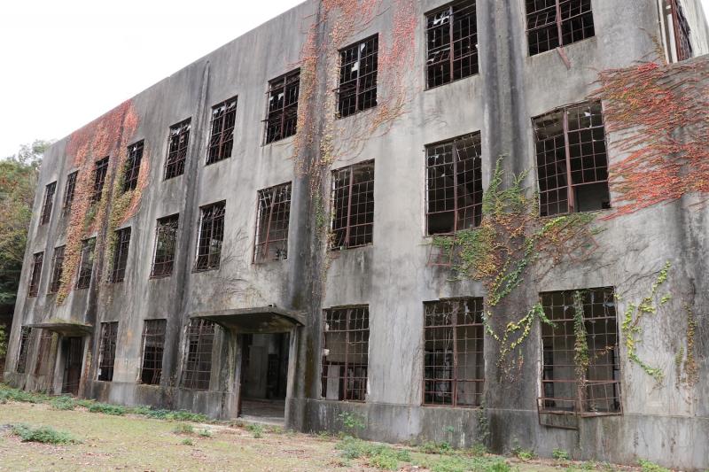 かつては重油を燃料としていたディーゼル発電所の廃墟