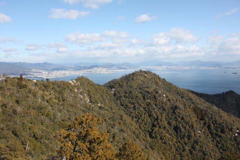 宮島ロープウエー方面に目をやれば、宮島水道を挟んで対岸も見える