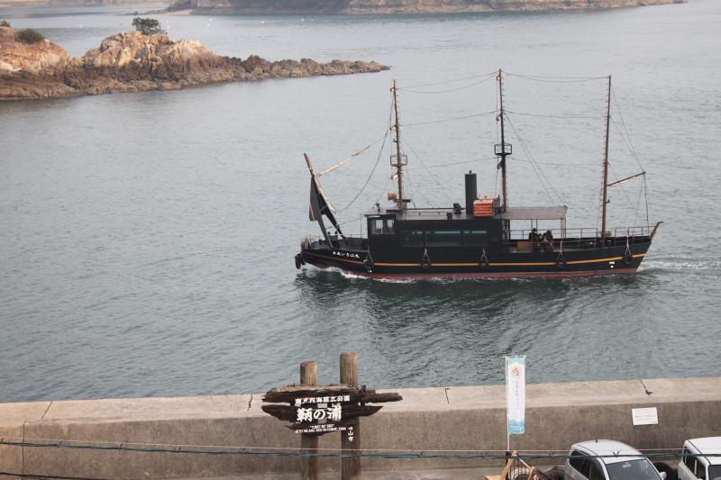 仙酔島へと向かう平成いろは丸を眼下に見下ろせる