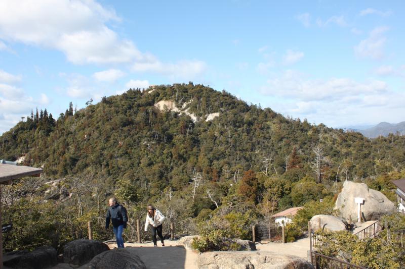 弥山山頂方面の眺め。急斜面に剥き出しの巨岩がワイルド