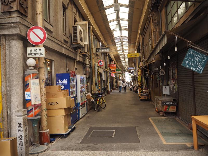 荒神堂通りなど、脇に延びる路地散策も楽しい