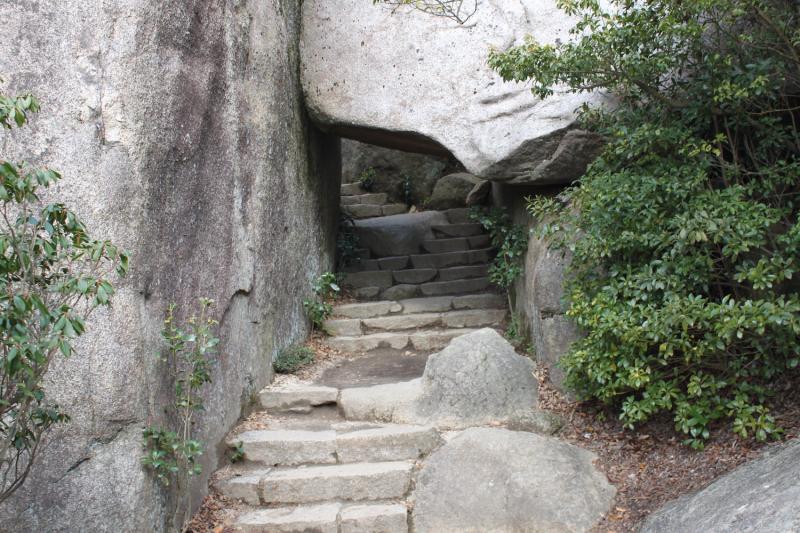 くぐり岩。他にも山頂を周遊する山道には奇岩が点在している