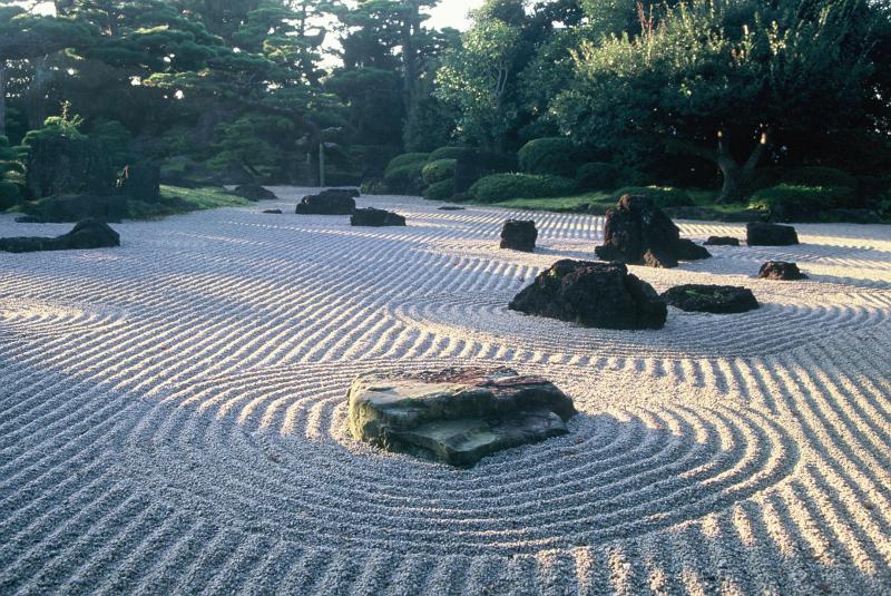 花が溢れる華やかな園内の一角には、わびさびの風情溢れる枯山水庭も。かつての島の風景を表現している