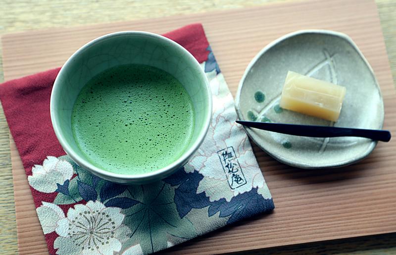 人蔘羊羹とお抹茶をいただくことができる