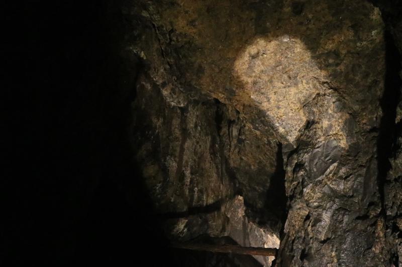 大久保間歩の内部。生々しいノミ跡が残る