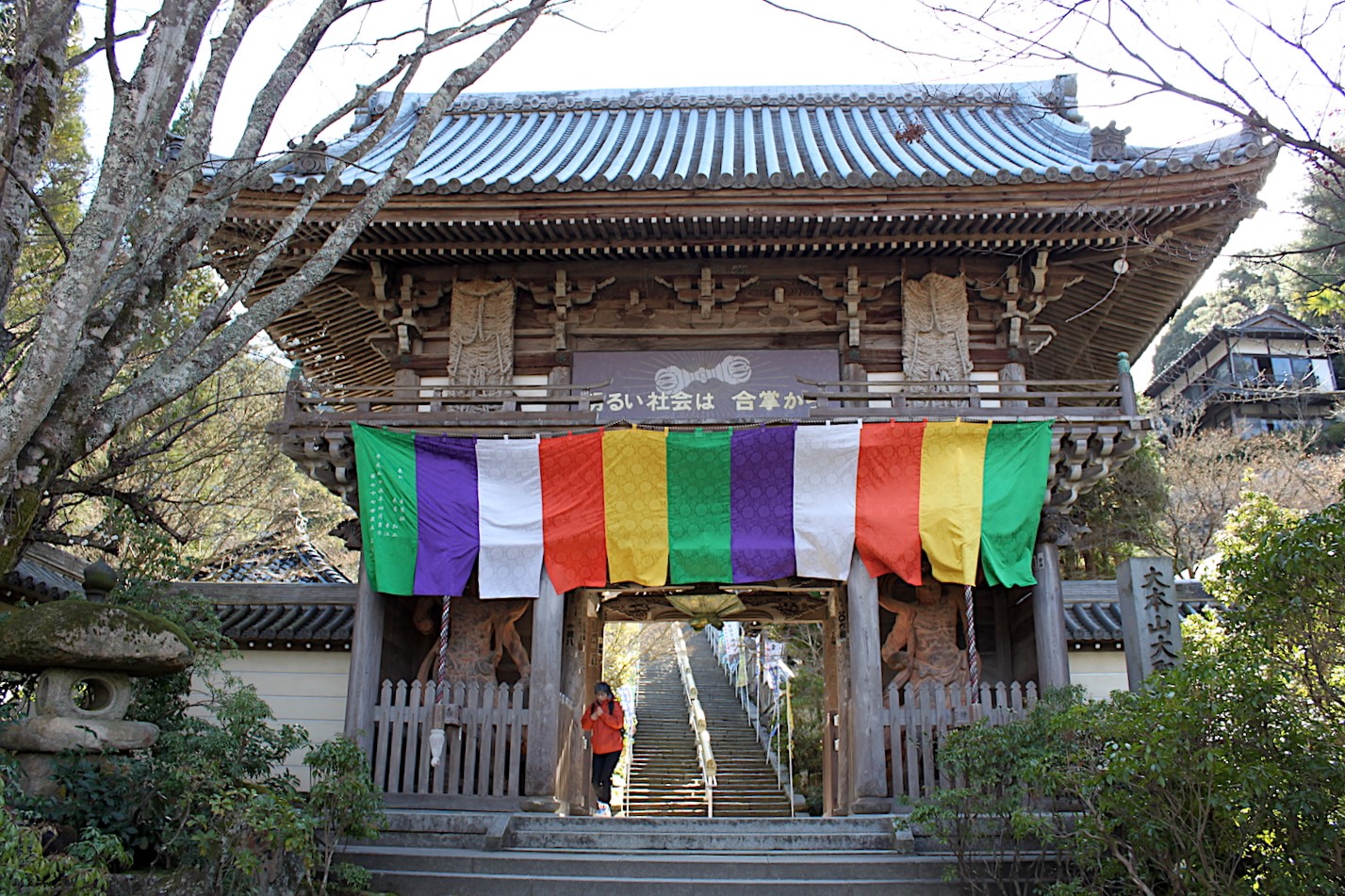 境内入口に立つ仁王門