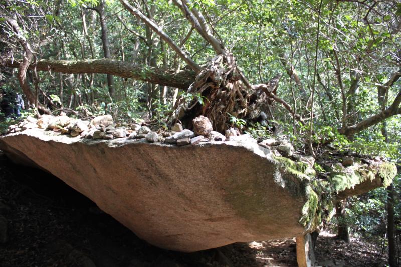 弥山山頂から大日堂の間にある舟岩。そばに地蔵が奉納されている