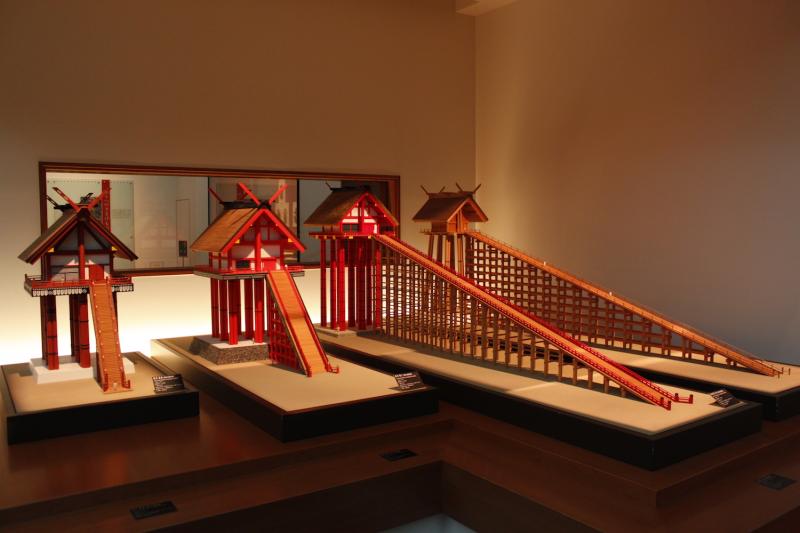 字豆柱（うづばしら）が支えていた大社の模型を各説に基づいて再現