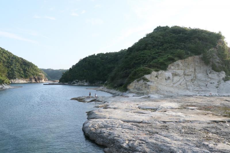かつて銀の積出港となった温泉津湾の先端、櫛島。岩盤上を散策できる