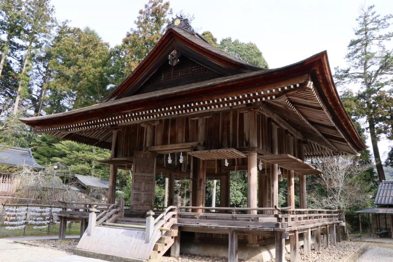 舞殿。四方の壁は跳ね上げ式になっている