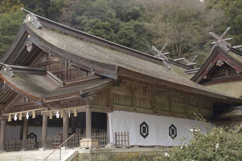 冬の拝殿側面は壁の代わりに幕で覆われる