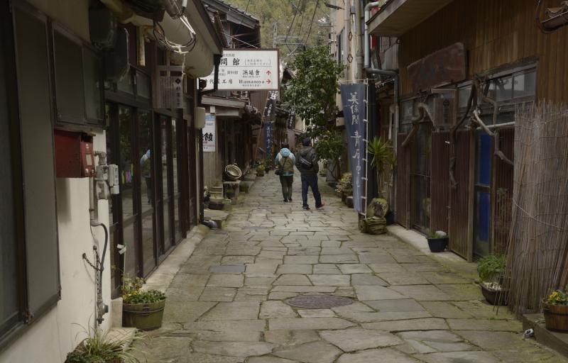 風情ある石畳の路地が伸びる美保の街並