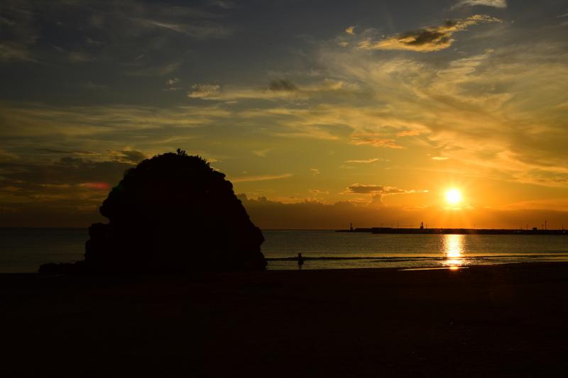 ゆっくりと沈む夕日は力強くも美しい