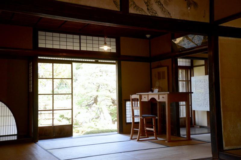 八雲愛用の机のレプリカがある部屋は北側の庭に面している