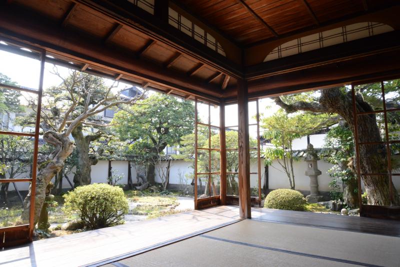 南側と西側の庭が望める部屋は、通り抜ける風が心地よい