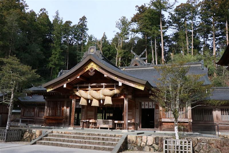 森閑とした木立に囲まれた拝殿と御本殿