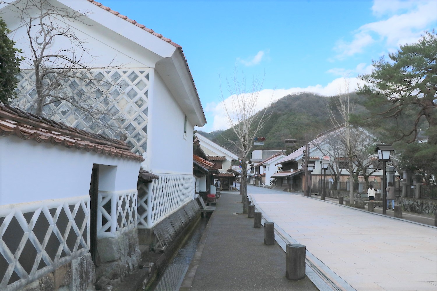 白壁が映える街並みは、まさに「小京都」そのもの