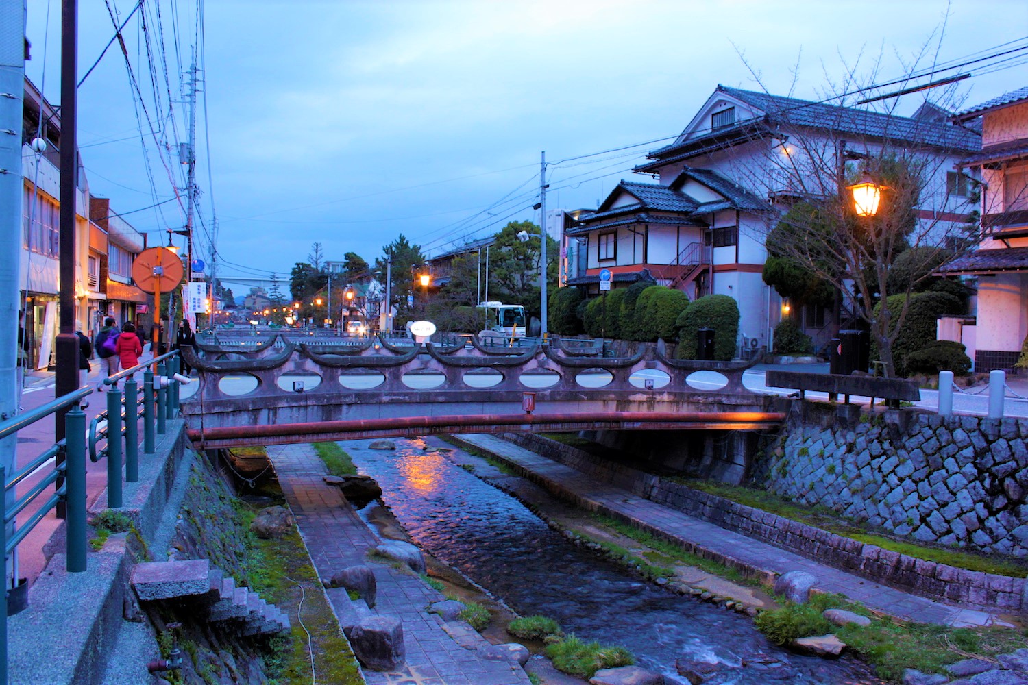 夕暮れ時の温泉街は情緒たっぷり