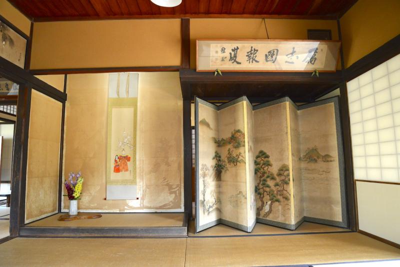 居間のしつらえからは、日本の心への愛が感じられる