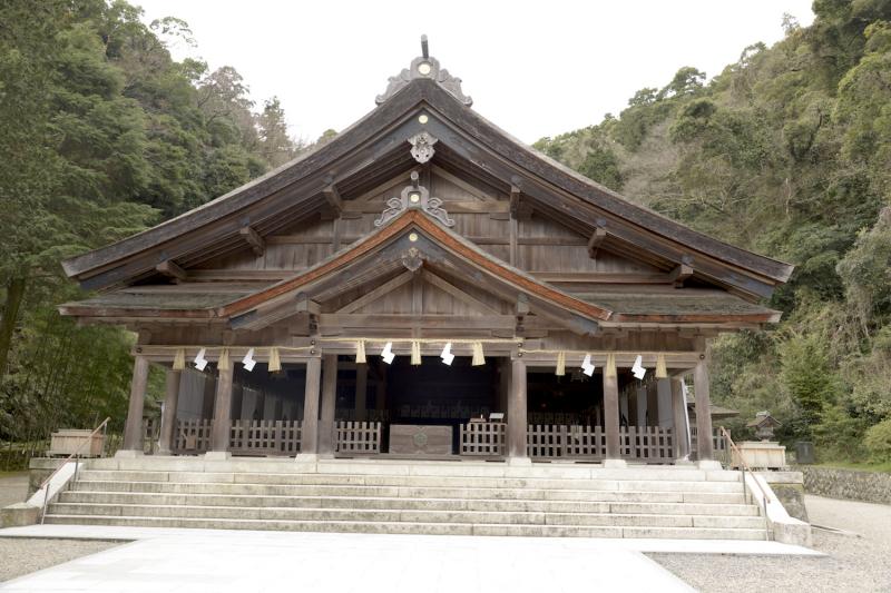 どっしりとした構えの拝殿