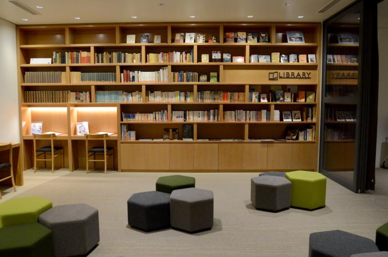 ライブラリーでは好きな場所に座って関連図書が閲覧可能