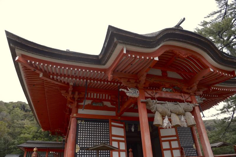 一段高まったところに立つ上の宮