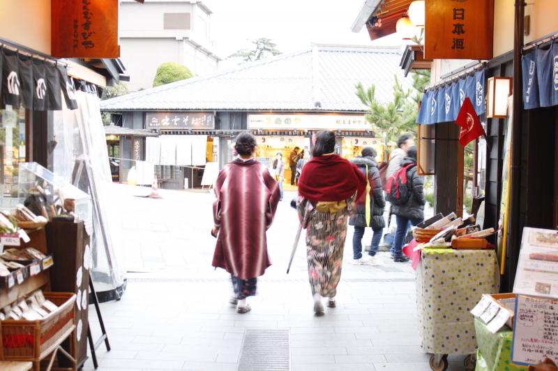 小さな店がひしめくご縁横丁