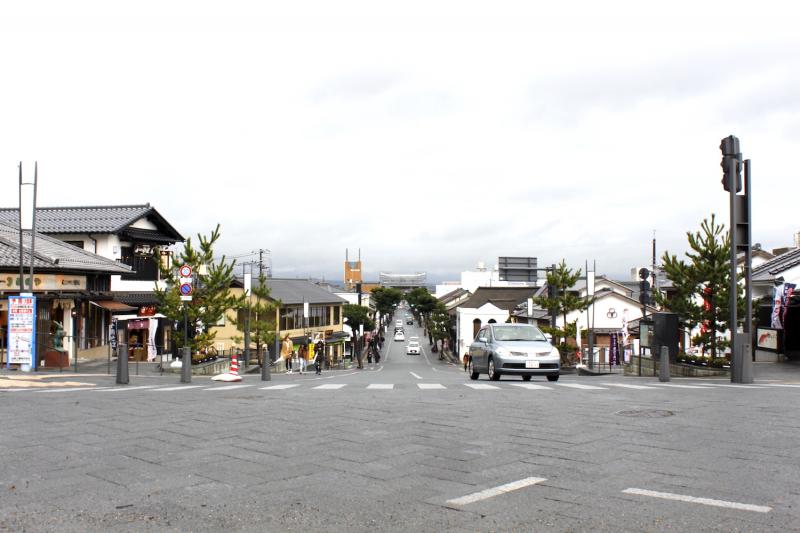 大鳥居から一直線に伸びる参道沿いに土産店や飲食店が並ぶ