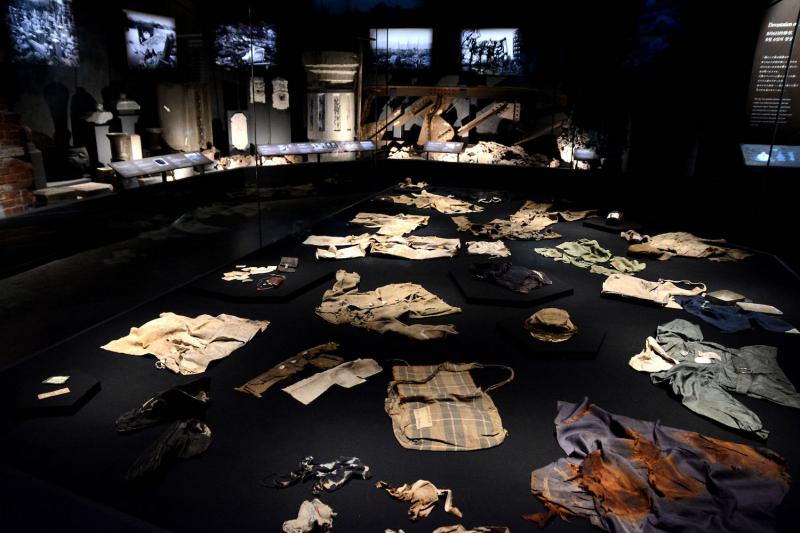 被爆者の遺品や被爆の惨状を示す資料が展示される