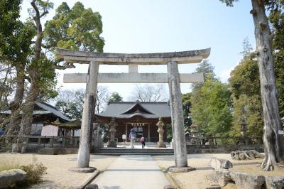 石造りの大鳥居と本殿