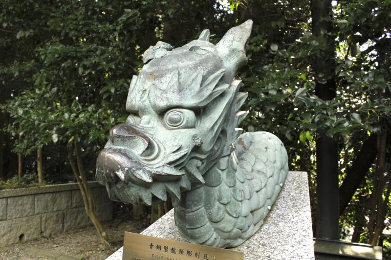 旧瑞鳳殿の屋根に据えられていた青銅製の龍頭彫刻瓦。廟のすぐ脇に屋外展示されている