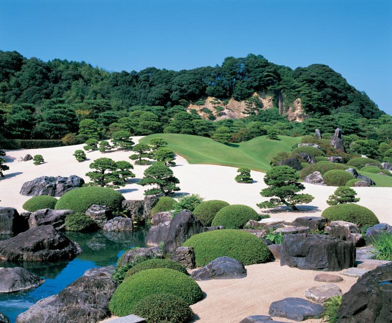 横山大観の名画である『白沙青松』をモチーフに作られた「白砂青松庭」