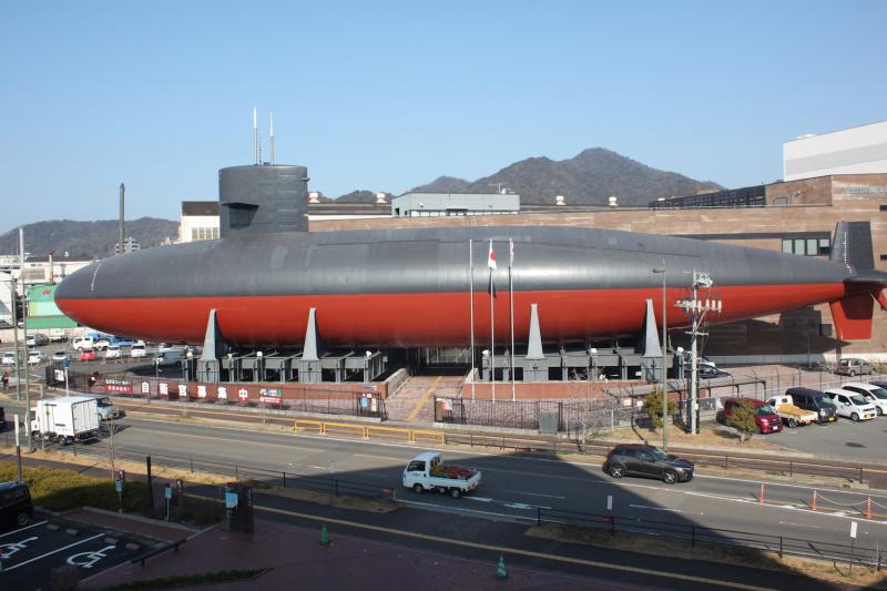屋外にツートンカラーの巨大な潜水艦「あきしお」