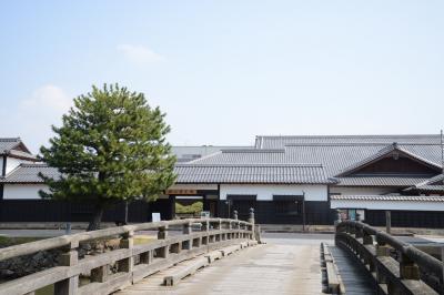 堀にかかる橋の先にある武家屋敷風の建物が松江歴史館