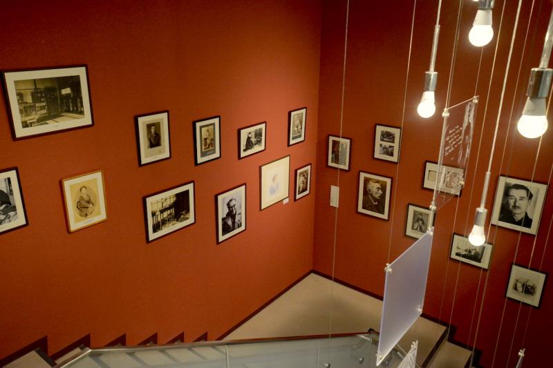 1階と2階をつなぐ階段には八雲に関する写真と絵が飾られている