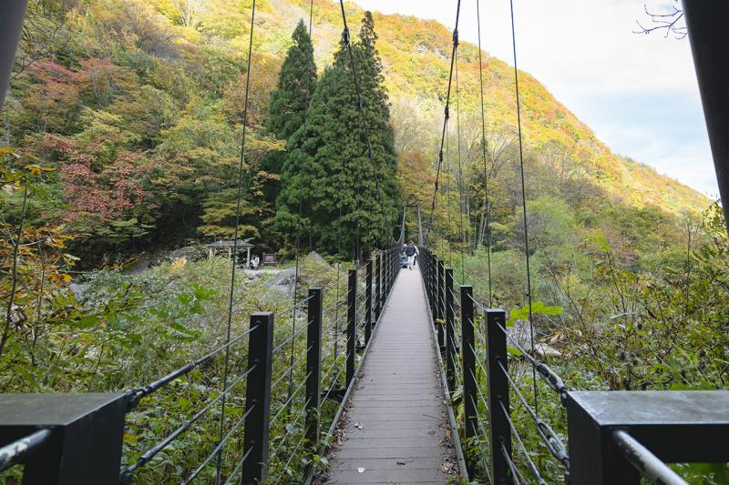 滝の手前に架かる橋からが撮影スポットです