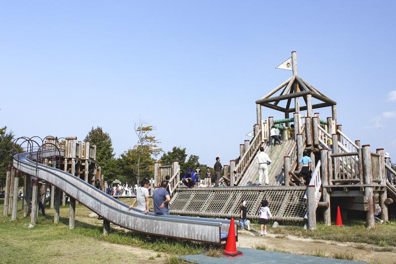 園内の敷地は広大で遊具の種類も豊富です