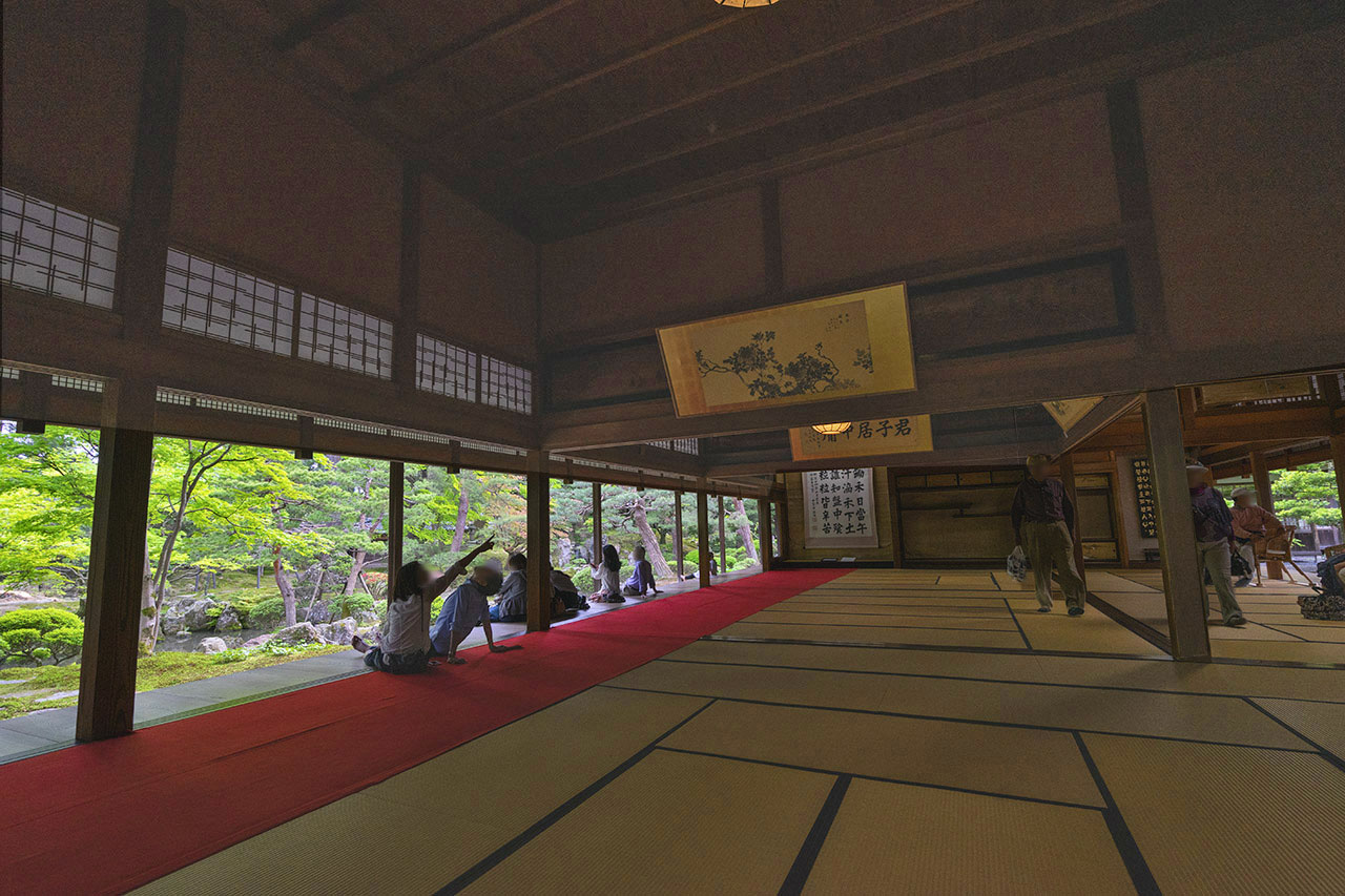 大広間の縁側から望む庭園は心が落ち着きます