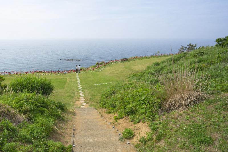 よく晴れた日には海の向こうに佐渡島の姿が確認できます