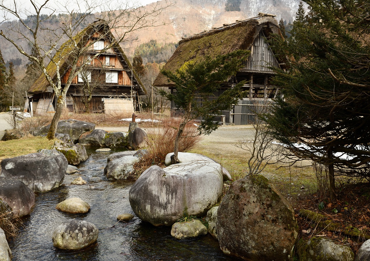 昔の集落を再現した園内の風景