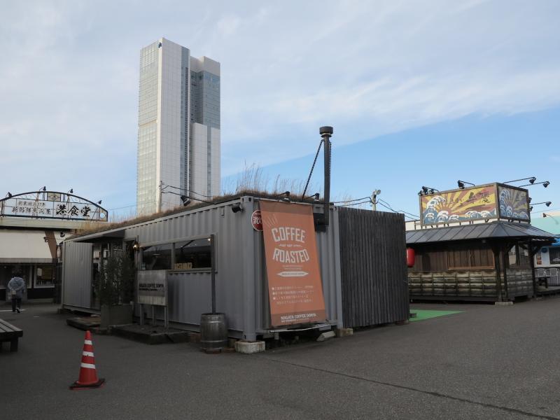 ずらりと立ち並ぶコンテナ型店舗もおすすめ