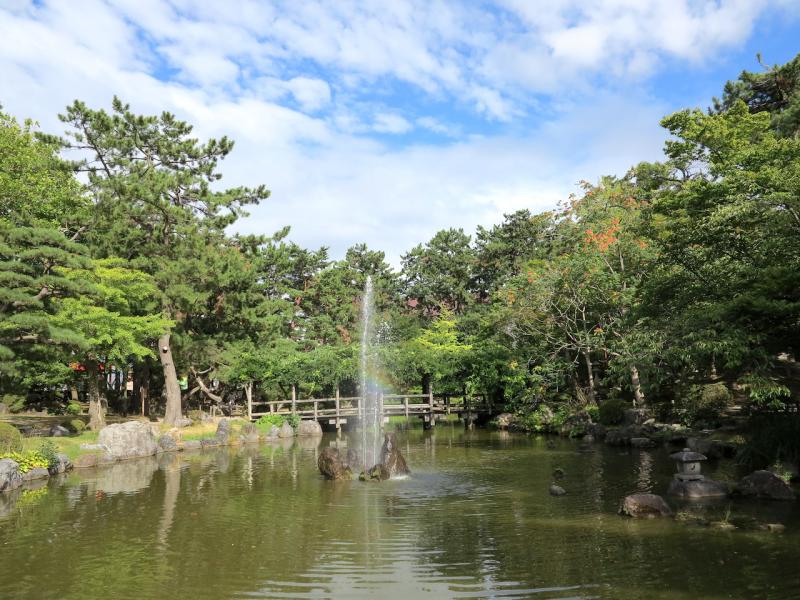 庭園や噴水が効果的に配置された園内