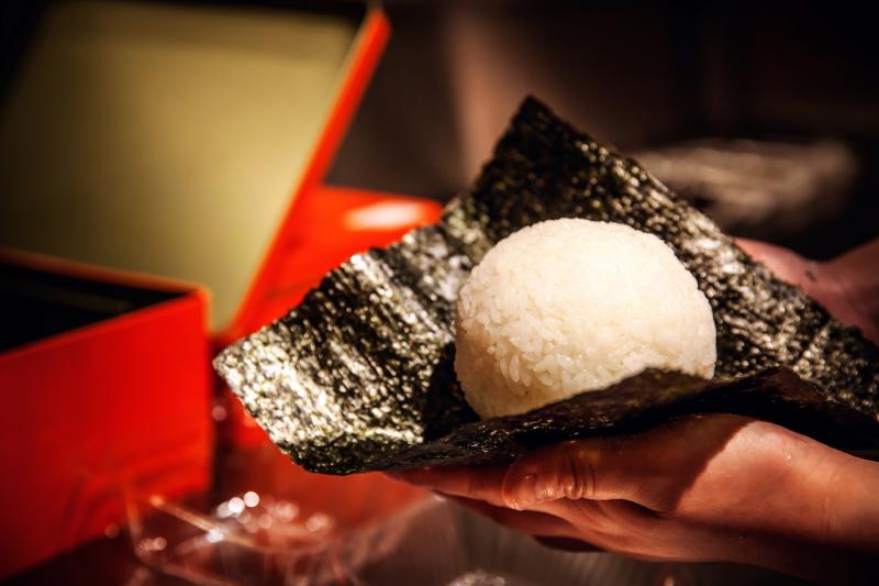 爆弾のような、まるまる大きいおにぎり「爆弾おにぎり」もぜひ！