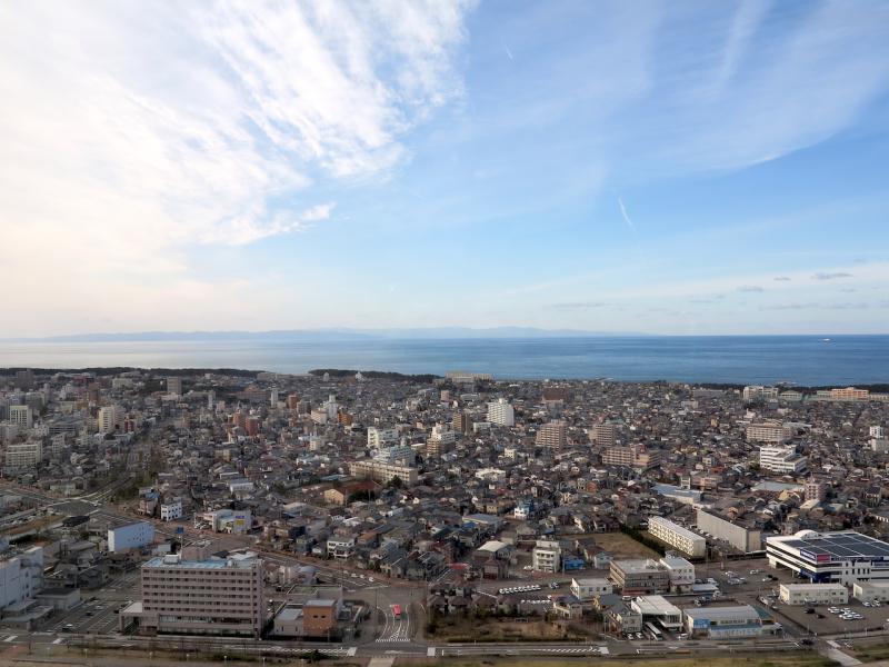 晴れた日には佐渡島が見えることも！