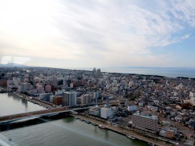 日本海をバックに新潟市の中心市街地「古町」などを一望できます