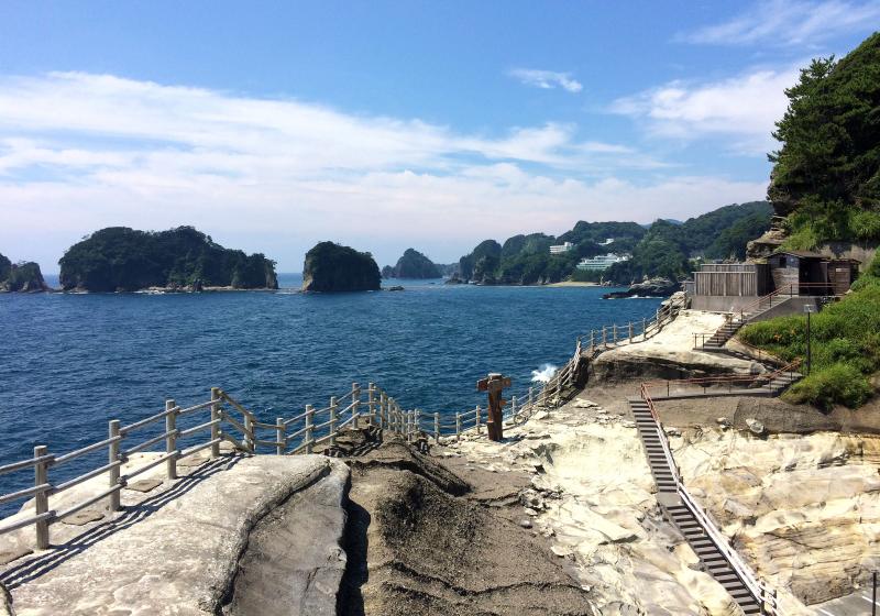 右の建物が「沢田公園露天風呂」。三四郎島を横から眺めることができます
