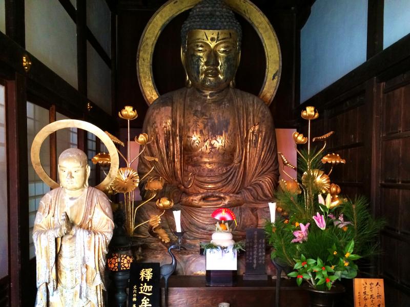 寺宝のひとつ「丈六の仏」。身丈2.80m（台座入りで3.55m）もあります