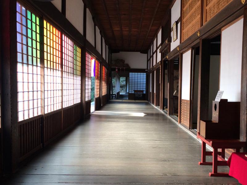 左甚五郎作の「鴬張りの廊下」。この先に寺宝の「龍の彫刻」があります