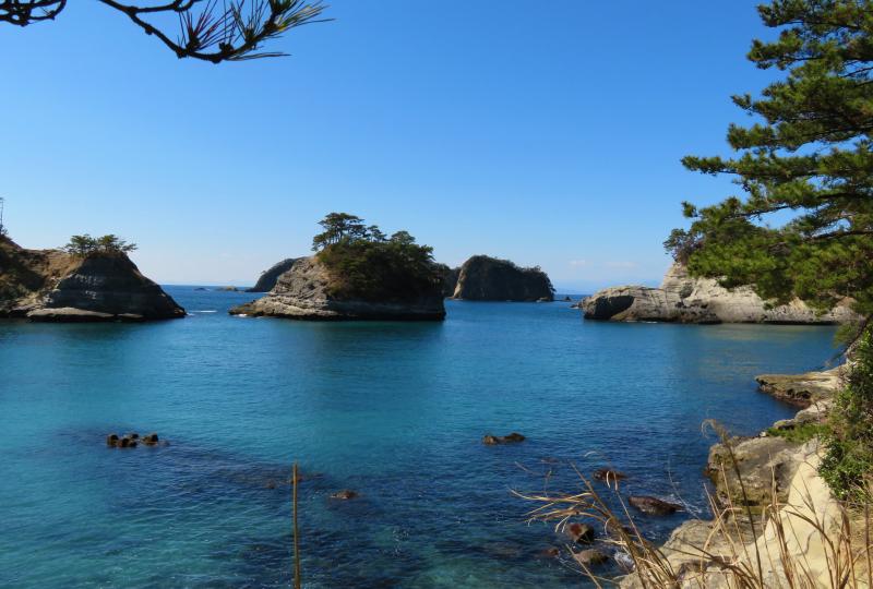 横から見た蛇島（中央左）と亀岩（右）。「伊豆の松島」といわれる絶景
