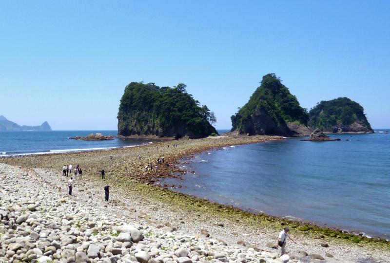 三四郎島と海岸が完全に繋がった状態。潮の引きが大きい大潮の日に撮影